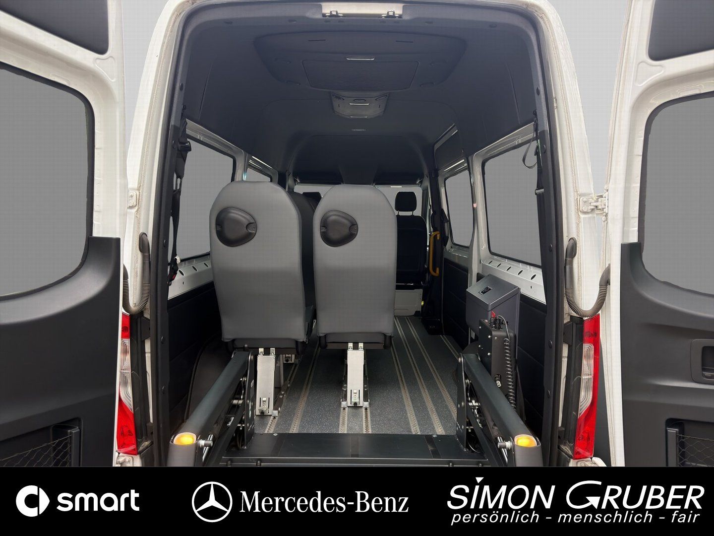 Fahrzeugabbildung Mercedes-Benz 317 Tourer L2H2 Standard 8Sitzer Rollstuhl Lift