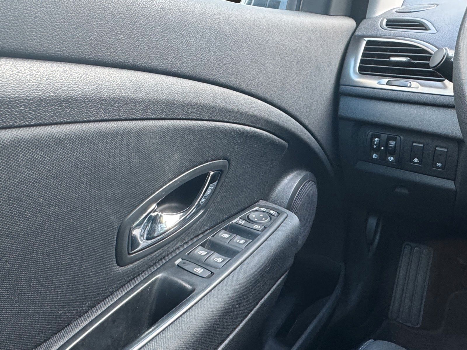 Fahrzeugabbildung Renault Megane III Lim. 5-trg. Paris Klima/Navi/TÜV NEU/