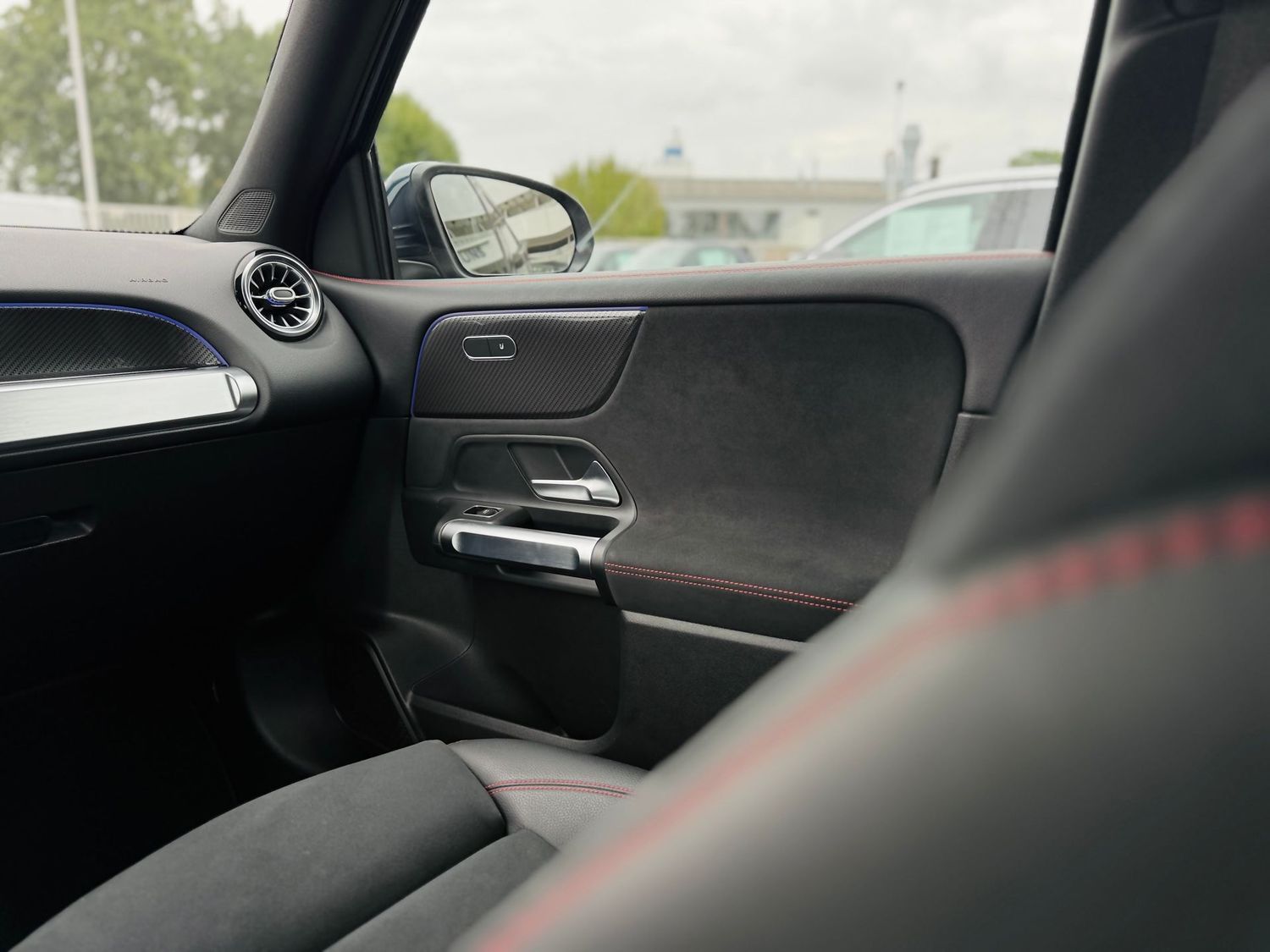 Fahrzeugabbildung Mercedes-Benz GLB 250 4M AMG, Autom., Multibeam, PTS, RFK, Nav