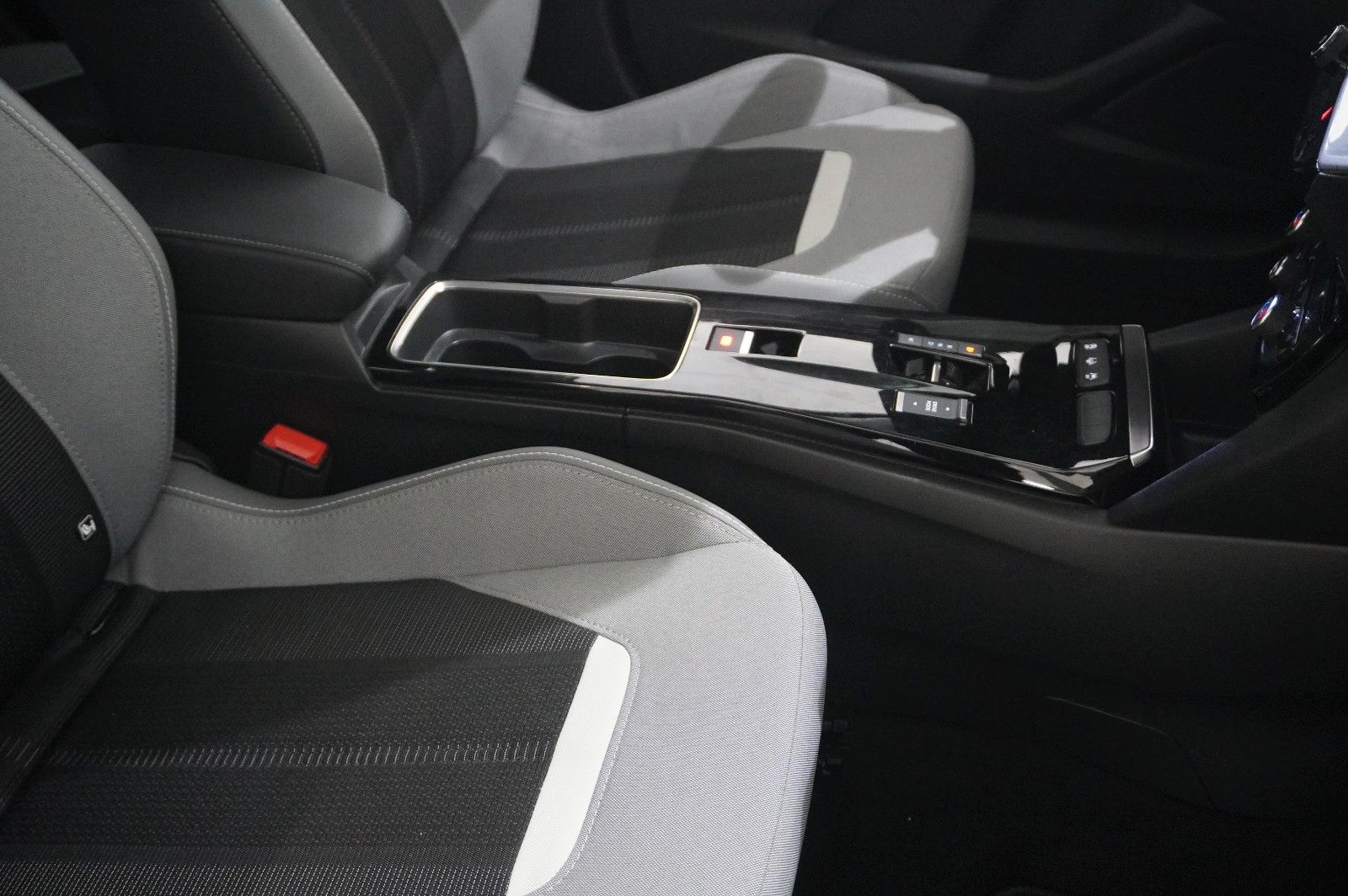 Fahrzeugabbildung Opel Mokka 1.2T ELEGANCE NAVI/LED/KAMERA/SH/SPORT/DAB