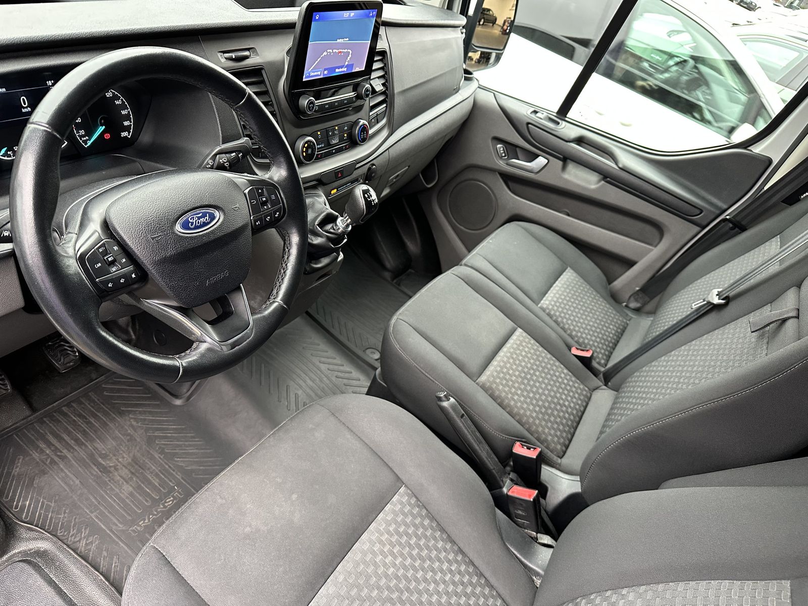 Fahrzeugabbildung Ford Transit Custom 320 L2 9-Sitzer NAV+KAMERA+ACC+SH