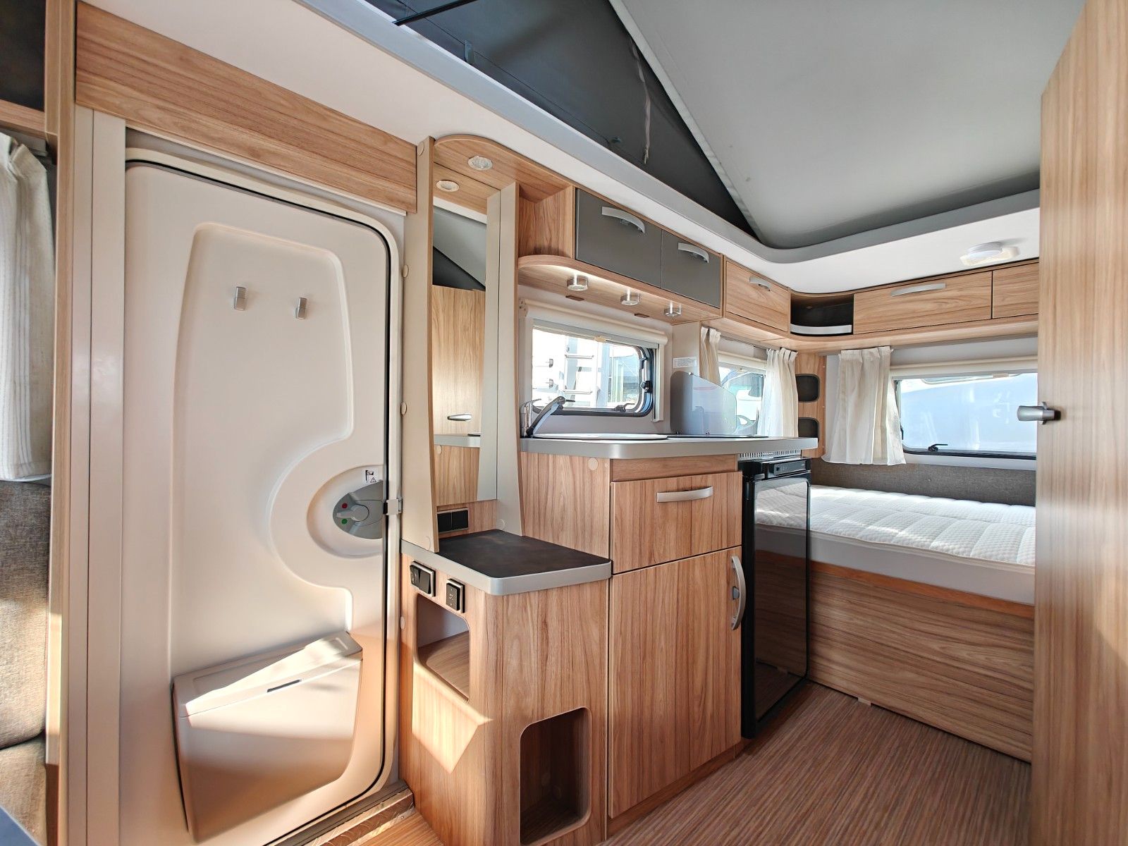Fahrzeugabbildung HYMER / ERIBA / HYMERCAR Feeling 425 Schlafdach - SPRING SALE -