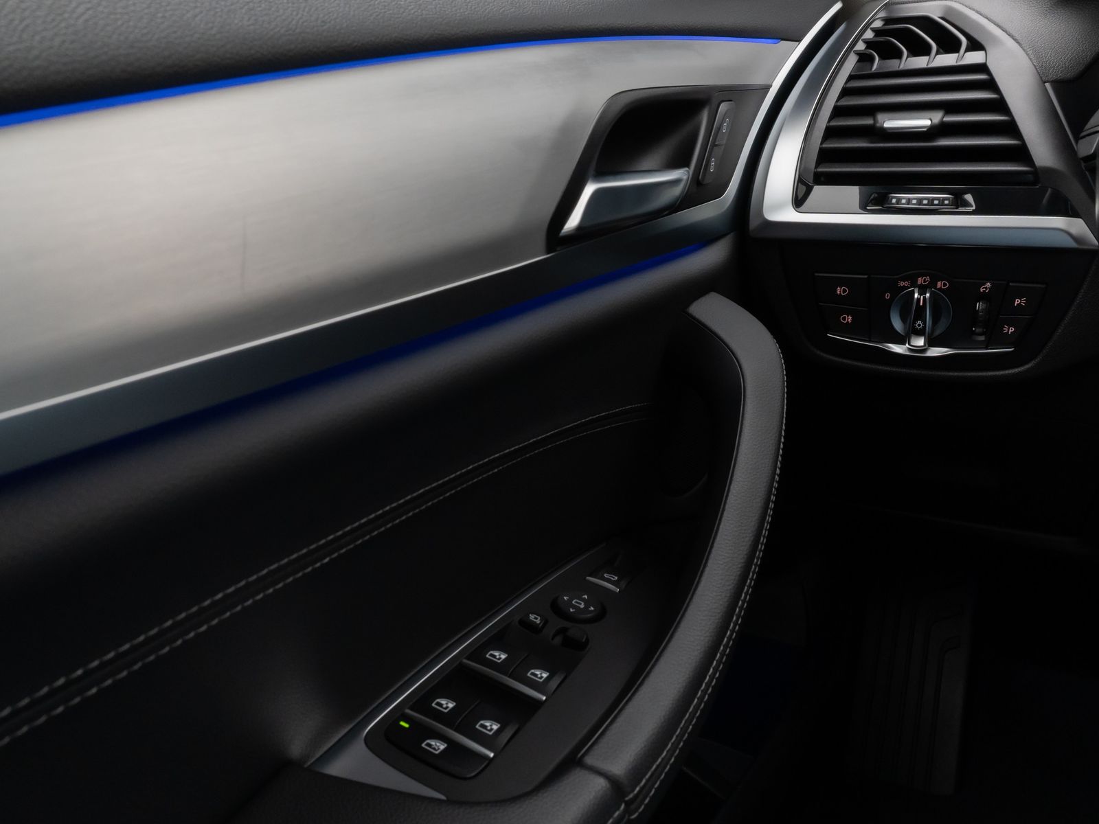 Fahrzeugabbildung BMW X4 xD30i xLine Panorama Kamera HUD HiFi DisplKey