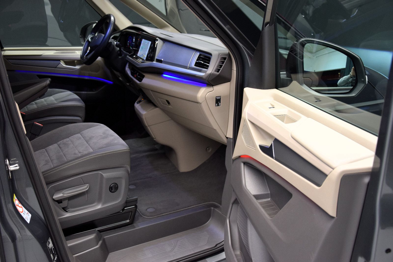Fahrzeugabbildung Volkswagen T7 Multivan Edition lang Pano HuD AHK NP 77T€