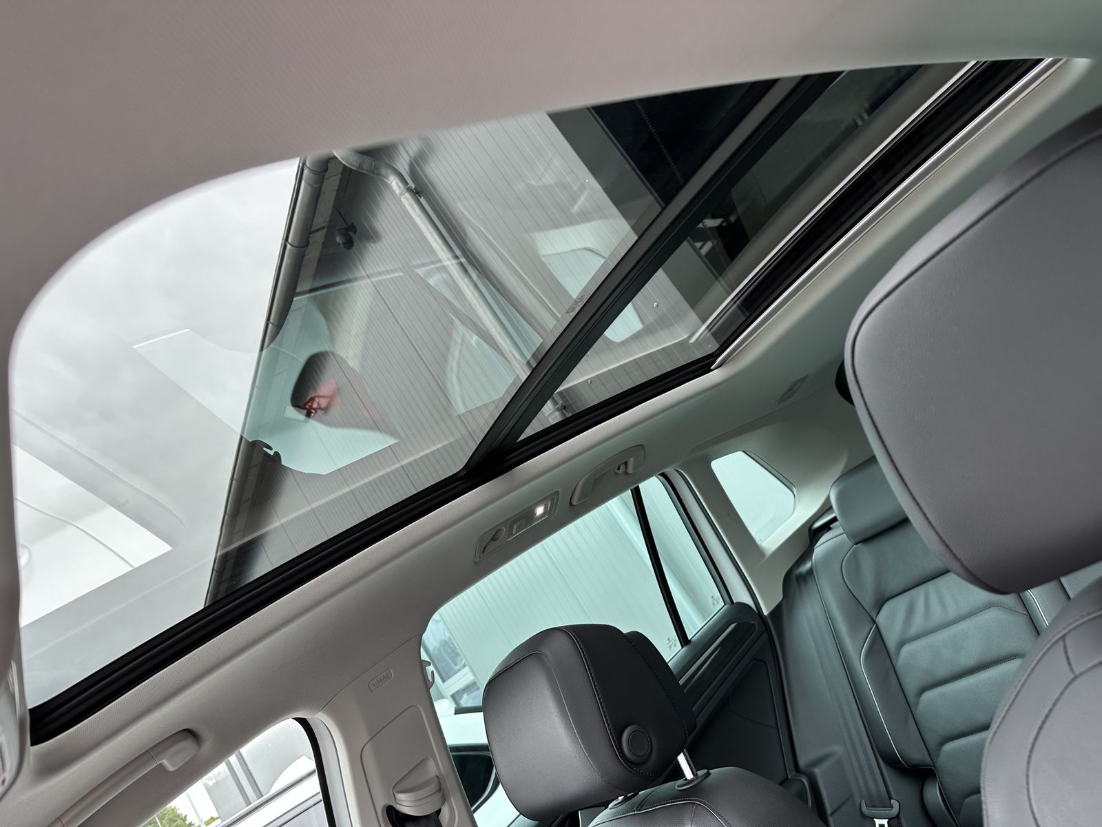Fahrzeugabbildung Volkswagen Tiguan 2.0 TDI DSG R-Line NAV+LED+PANO+ACC+VCOCK