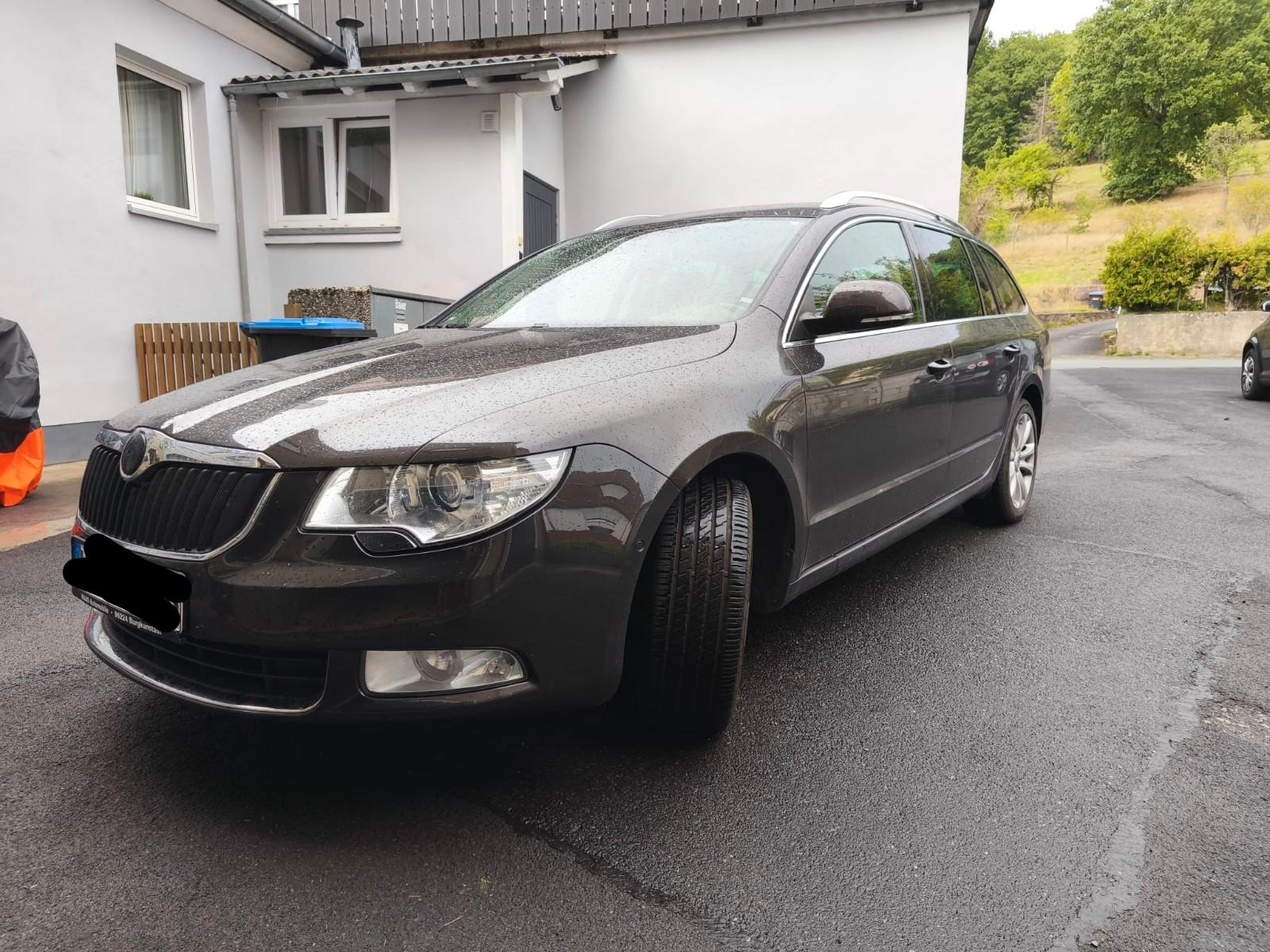 Skoda Superb 2011 — rear view