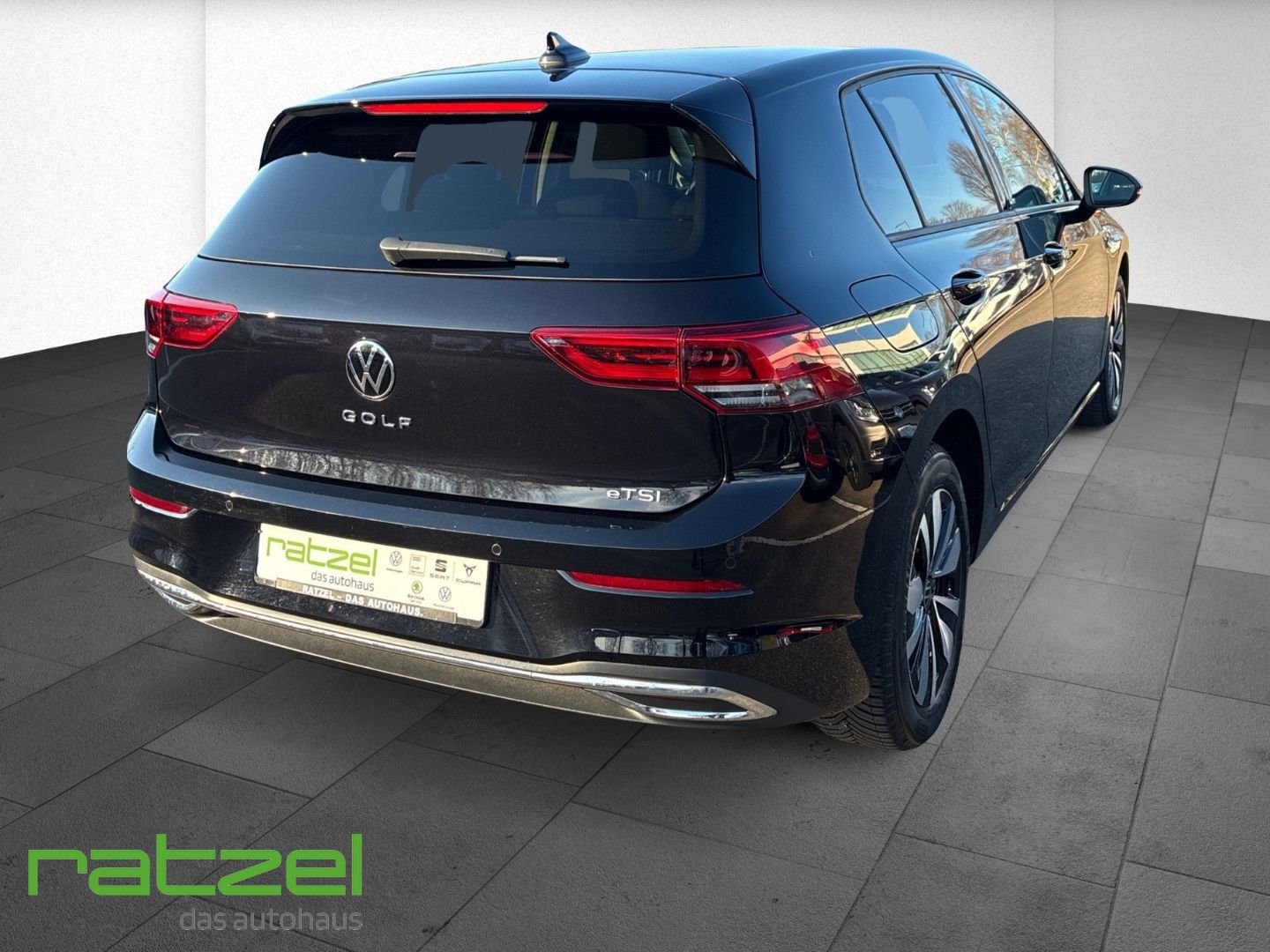 Fahrzeugabbildung Volkswagen Golf 1.5 eTSI Move Navi Rear View AHK Digitales