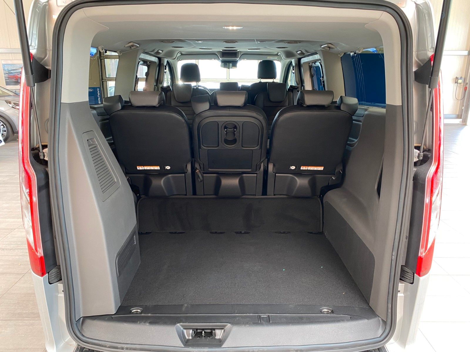 Fahrzeugabbildung Ford Tourneo Custom 320 L2 LED AHK Navi ACC 8-Sitzer