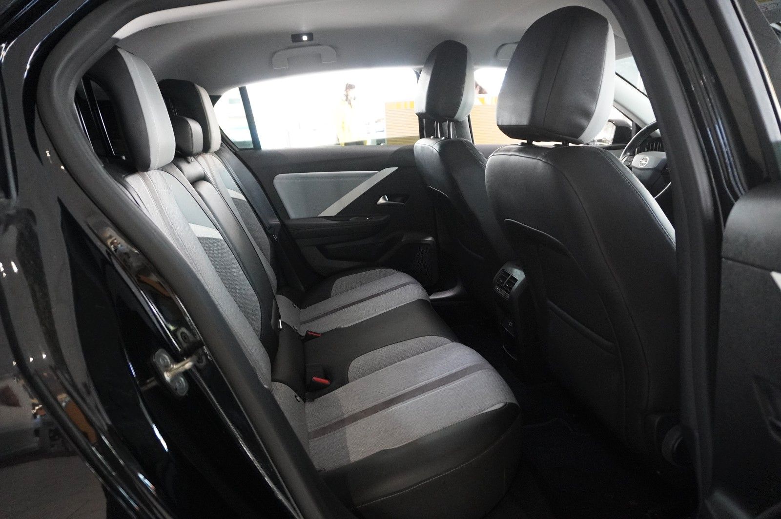 Fahrzeugabbildung Opel Astra L Lim. 1.6 HYBRID ELEGANCE NAVI/KAMERA/AHK