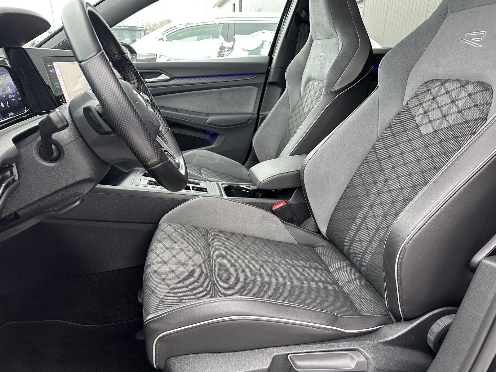 Fahrzeugabbildung Volkswagen Golf Variant 2.0 TDI DSG R-Line NAV+LED+AHK+ACC