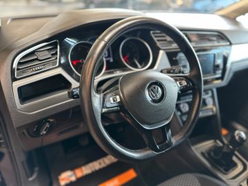 MYAUTOCENTER – Gebraucht- und Jahreswagen mit Werkstattservice in Pfaffenhofen Volkswagen Touran *1.HAND*Tempo*Klima*AHK*PDC*