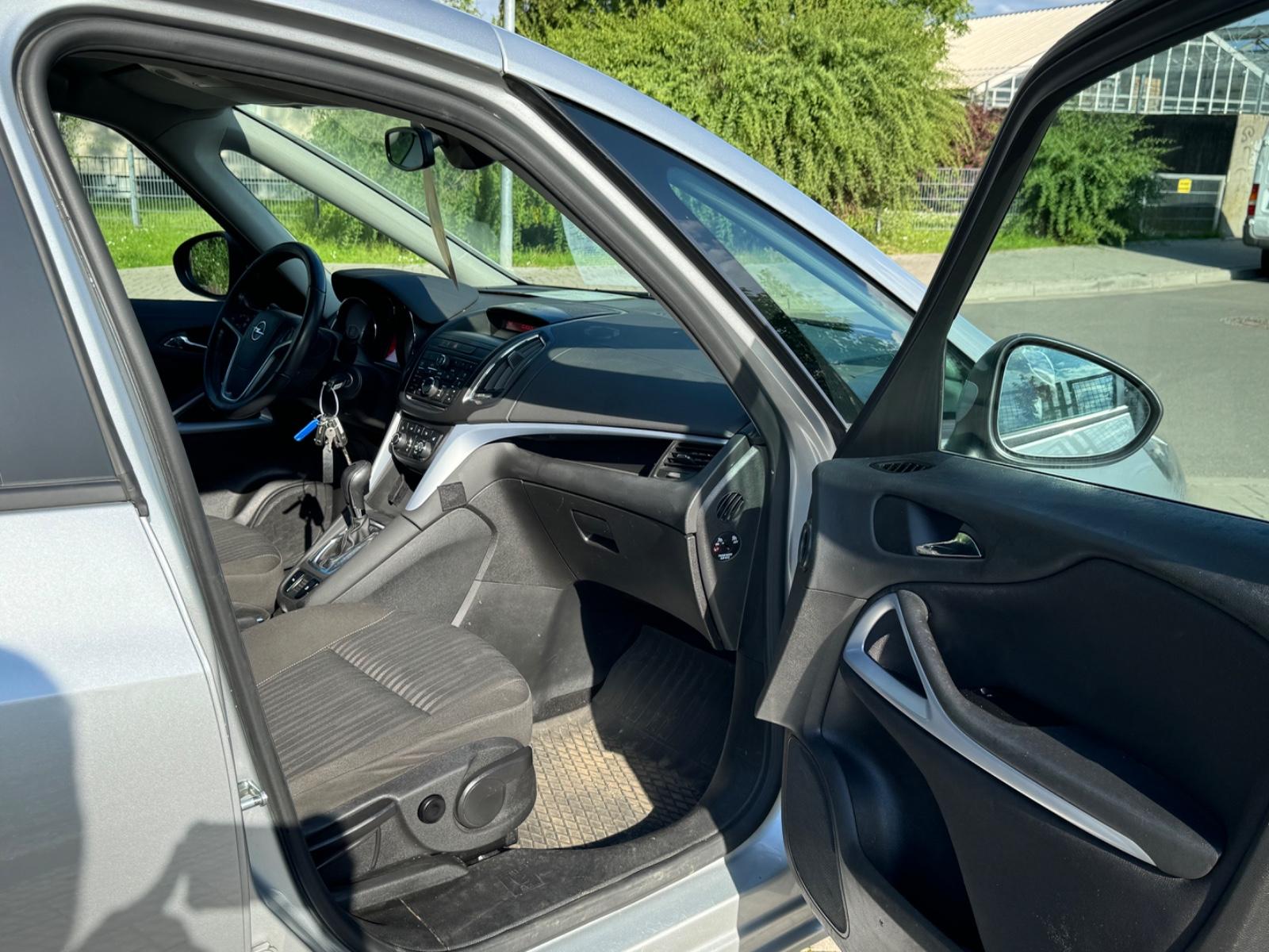Opel Zafira 2012 — photo 21
