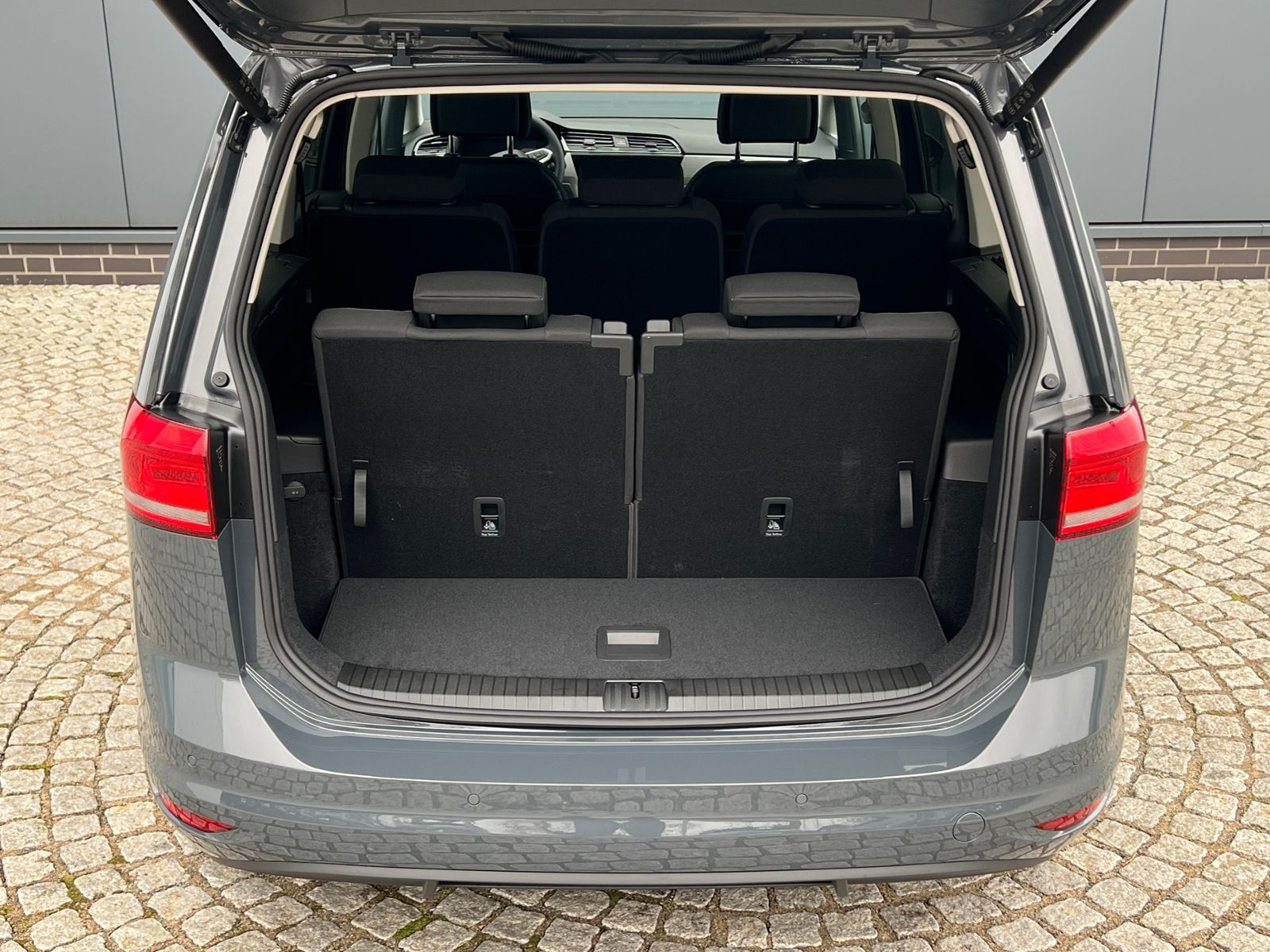 Fahrzeugabbildung Volkswagen Touran Comfortline 1.5 TSI DSG *LED, AHK, 7 Sitz