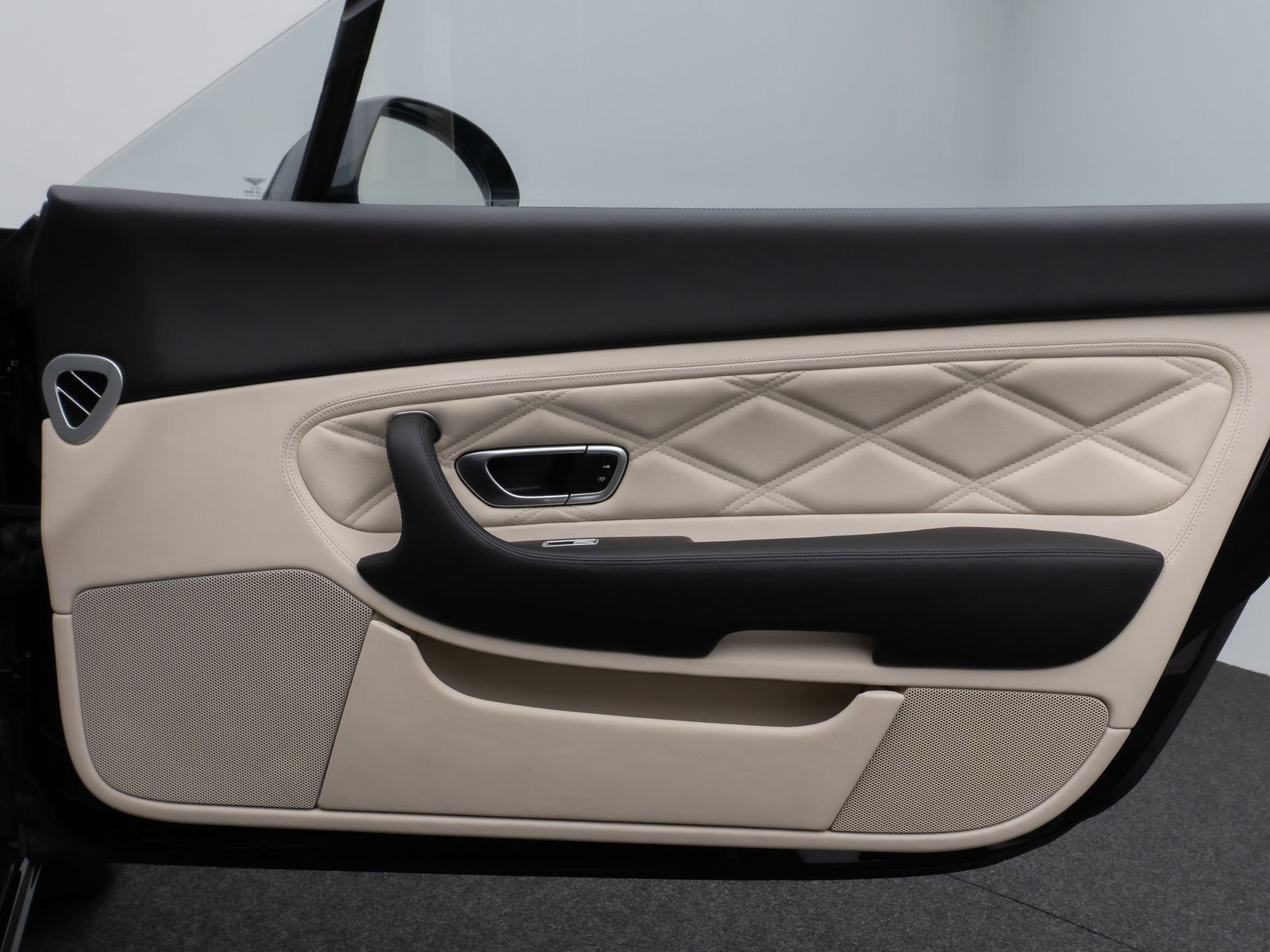 Fahrzeugabbildung Bentley Continental GTC MANSORY Speed Massage VOLL