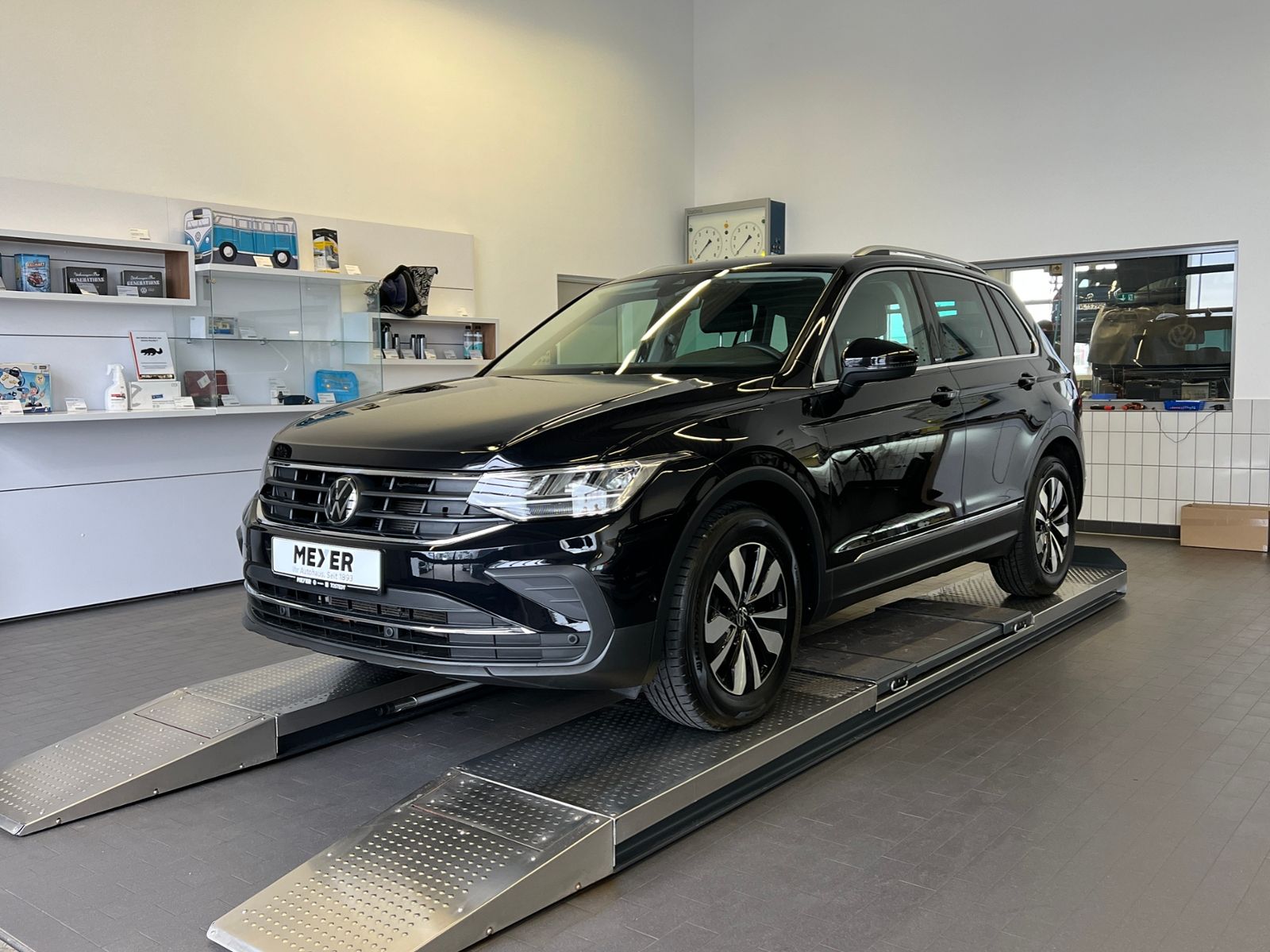 Fahrzeugabbildung Volkswagen Tiguan MOVE 1.5 TSI DSG *AHK, LED, Navi, 17'-LM*