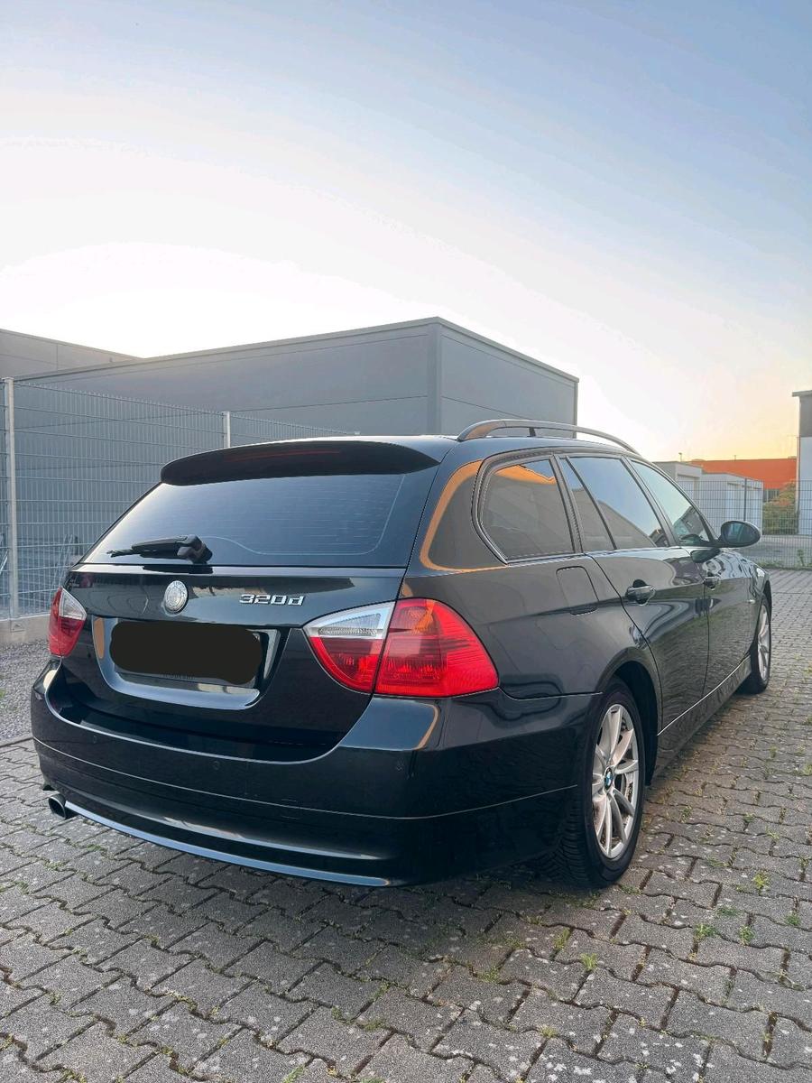 BMW 320 2008 — салон