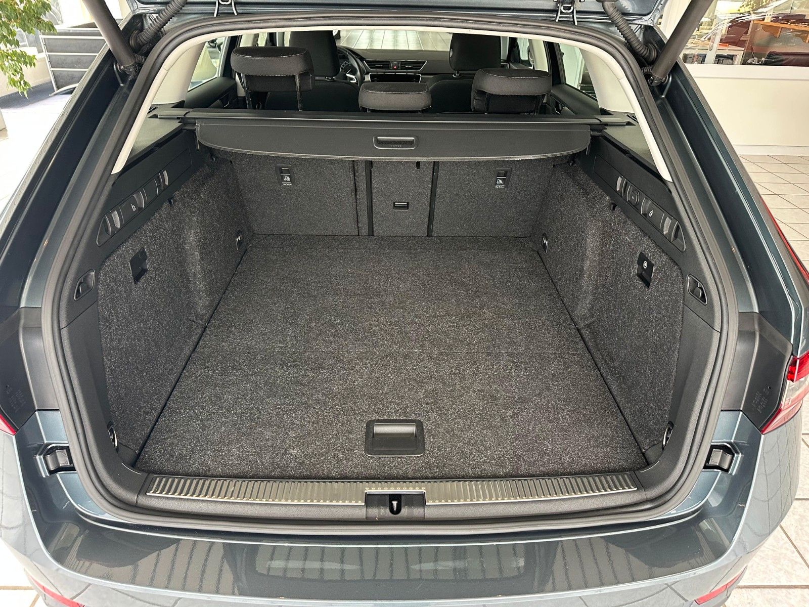 Skoda Superb Combi Style 4x4 PDC Tempo SHZ Kamera DAB foto 17