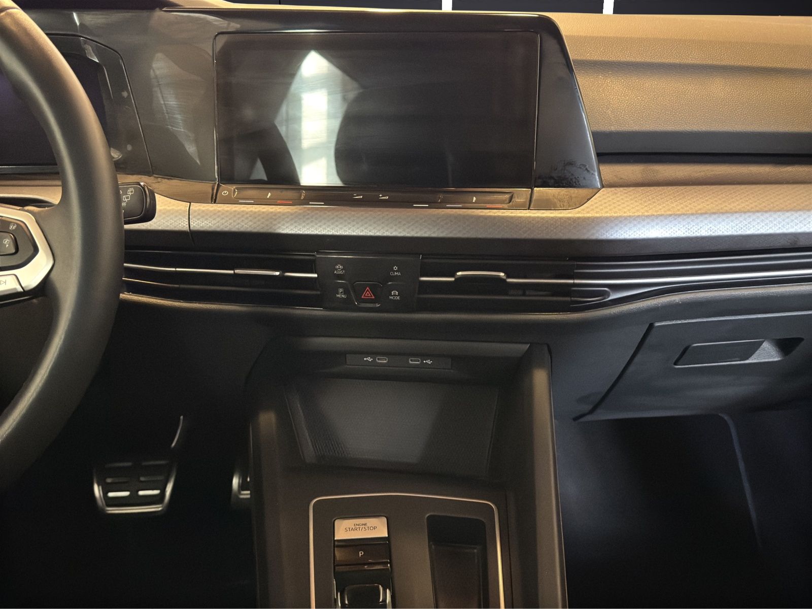 Fahrzeugabbildung Volkswagen Golf VIII Variant eTSI Active DSG LED ACC SH Nav