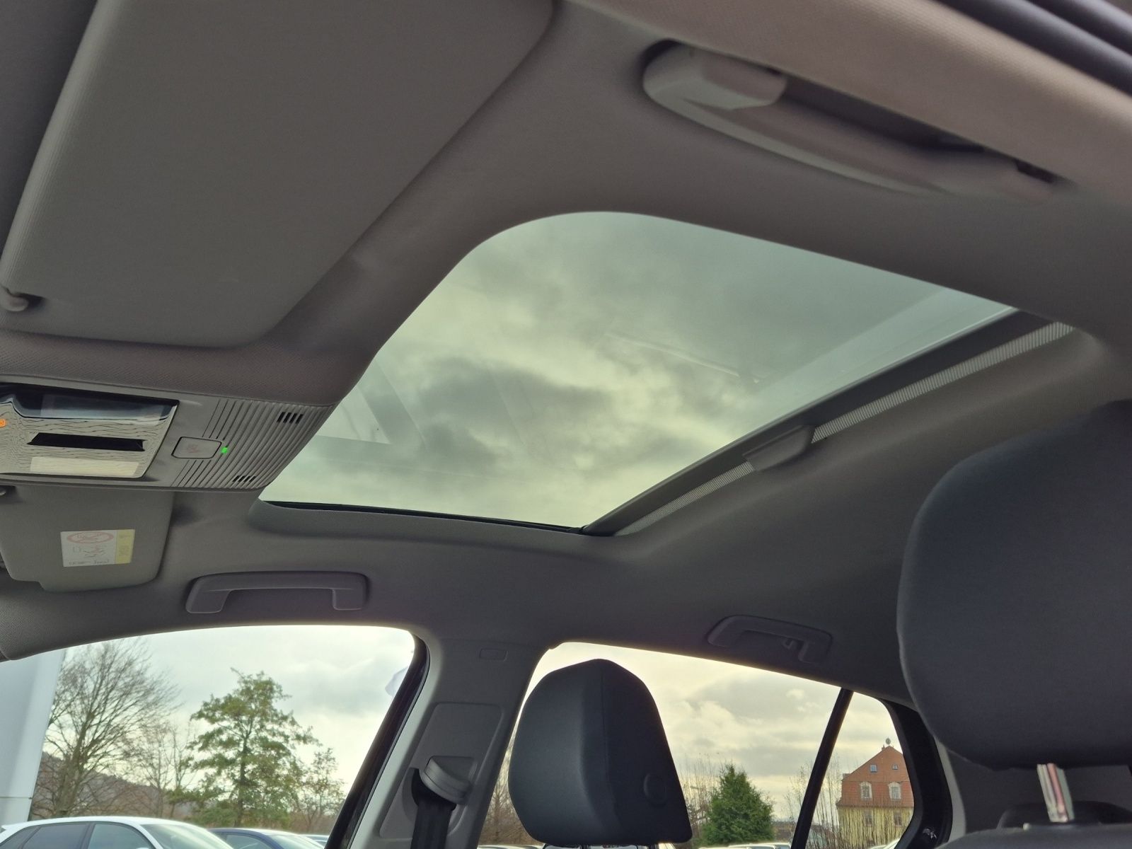 Fahrzeugabbildung Volkswagen Golf VIII MOVE LED ACC AHK PANO HuD AID NAVI