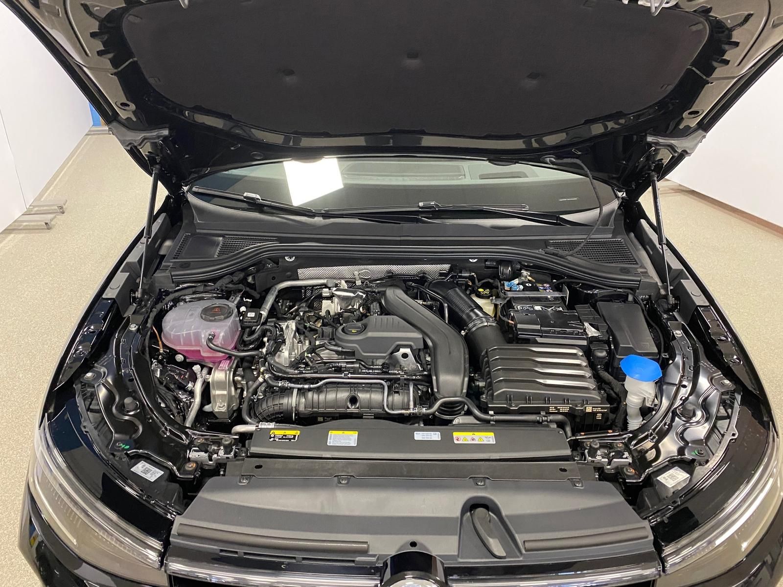 Fahrzeugabbildung Volkswagen Passat Variant 1.5 eTSI Elegance AHK+MATRIX+ACC+
