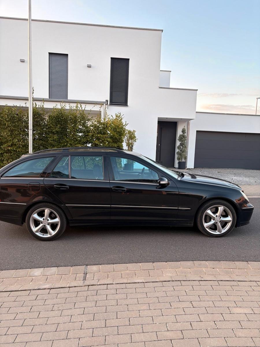 Mercedes-Benz C320 2005 — rear view