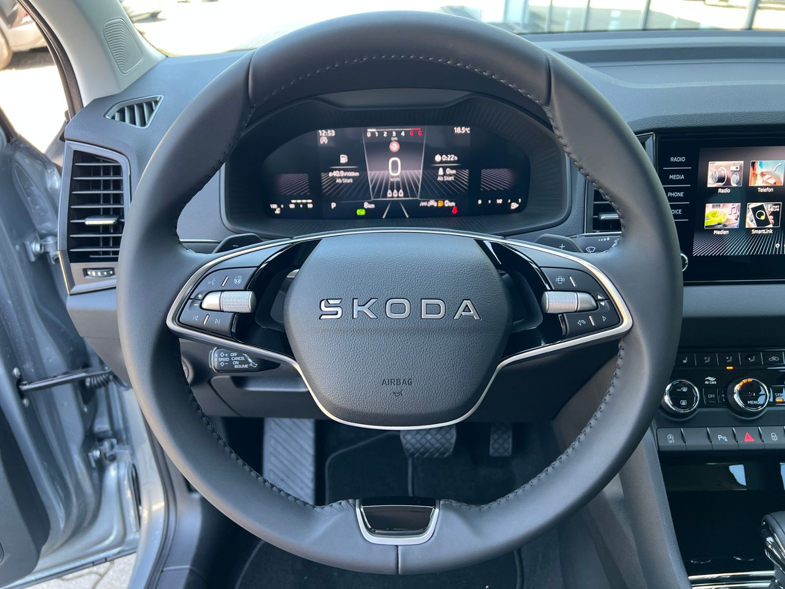 Fahrzeugabbildung SKODA Karoq Balance 1.5 TSI  *AHK, ACC, Rückfahrkamera
