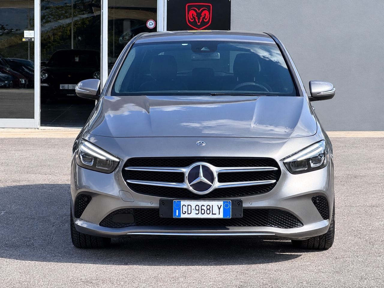 Mercedes-Benz Classe B 180 d Automatic Sport imagem 2