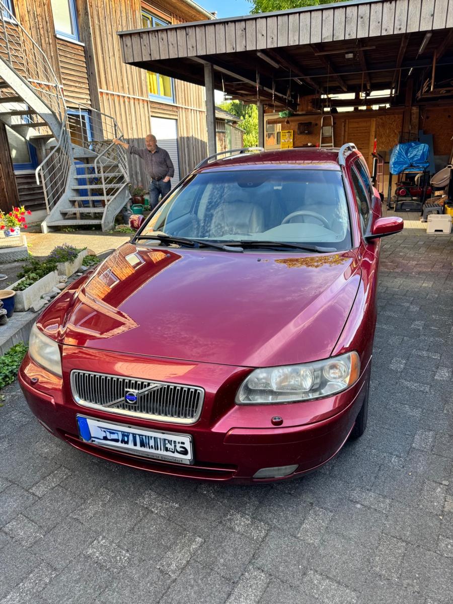 Volvo V70 2004 — rear view