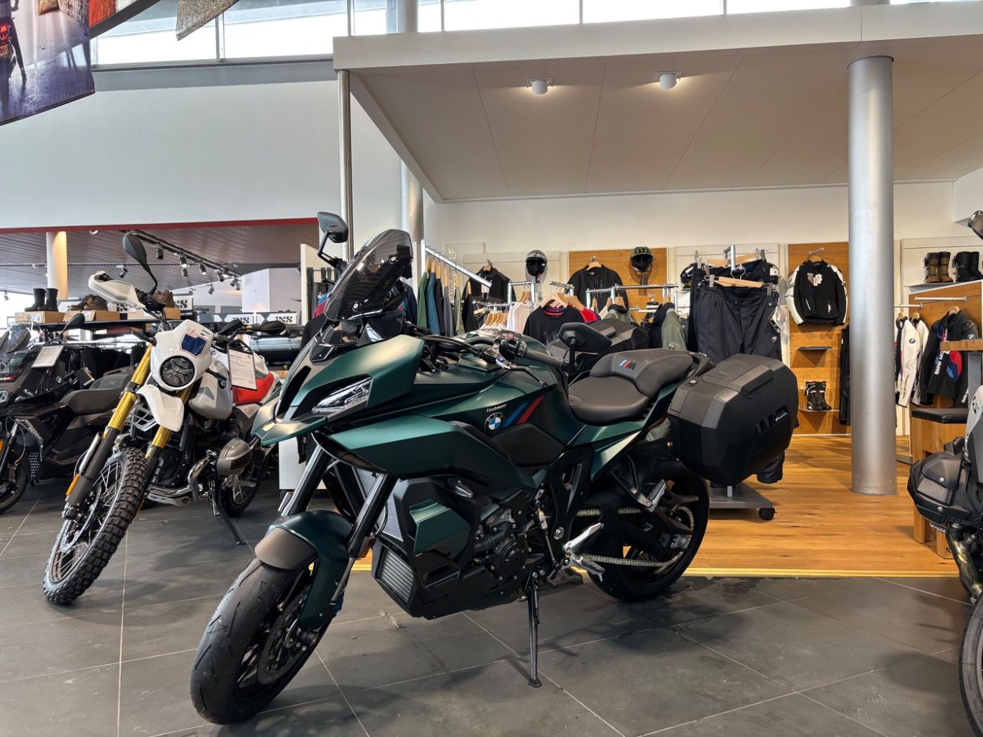 Fahrzeugabbildung BMW M 1000 XR mit Seitenkoffer
