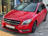 Mercedes-Benz B 180*1.Hand*Nur 15.994KM!*Panorama*Automatik - Mercedes-Benz B 180: Rot, Metallic
