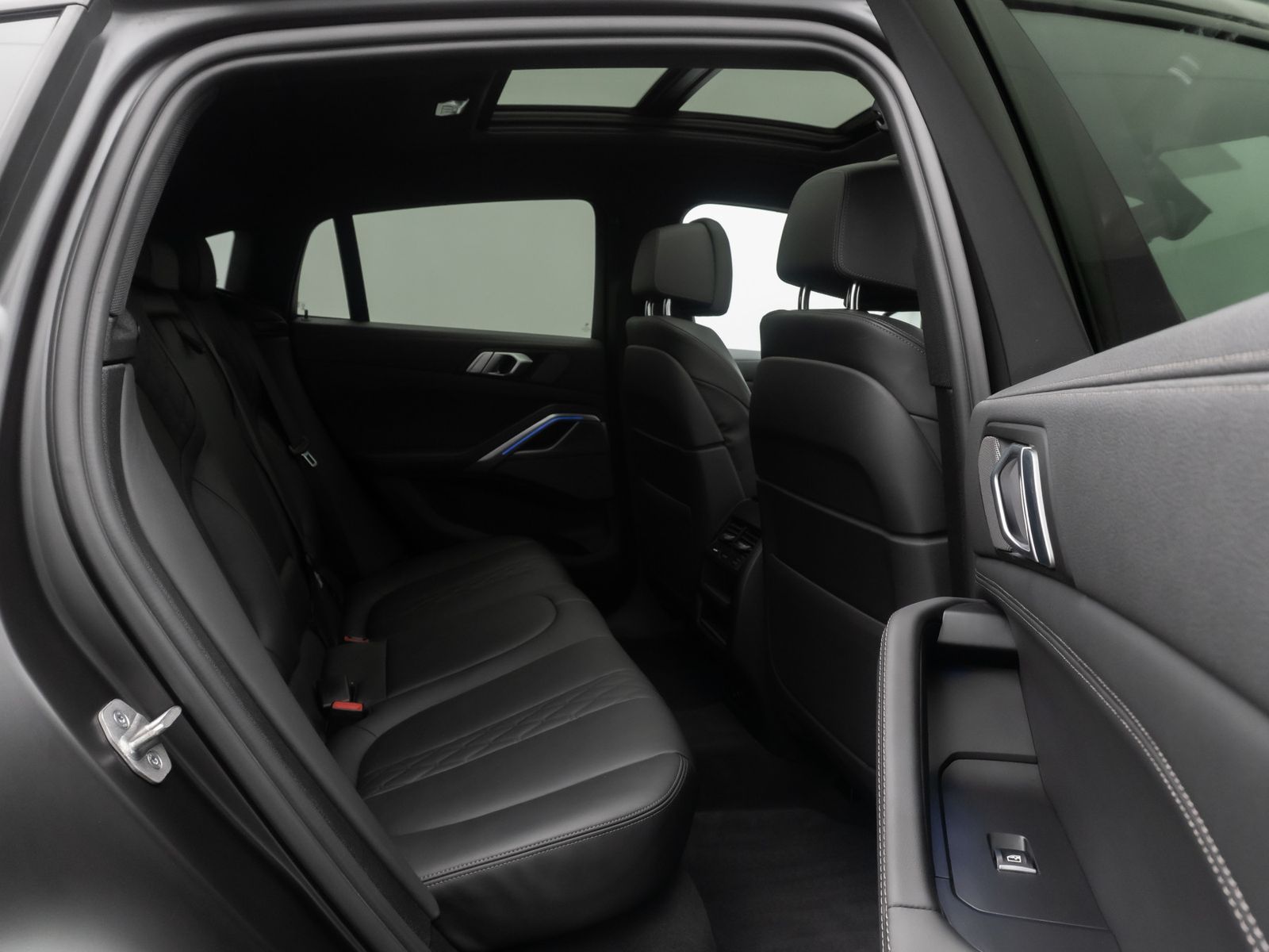 Fahrzeugabbildung BMW X6 xD40d M Sport Laser DAB Kamera HUD AHK 21Zoll