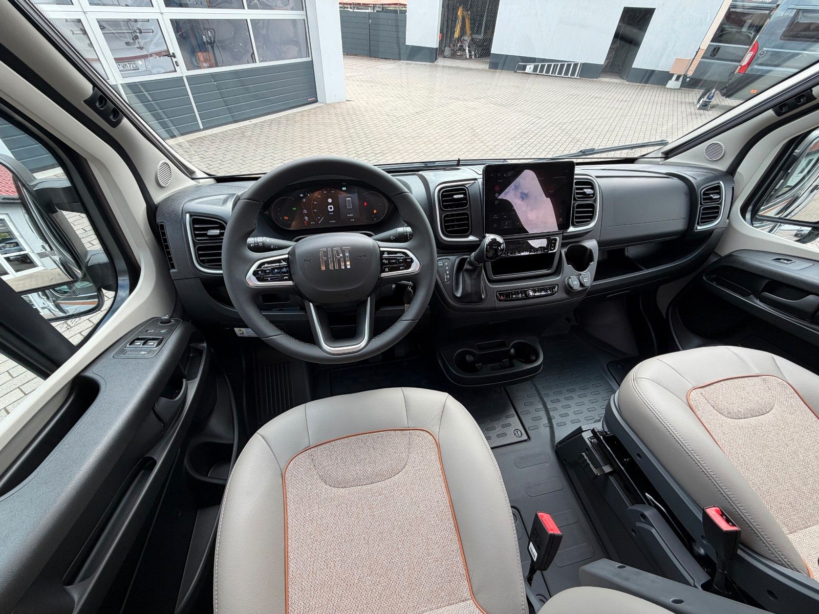 Fahrzeugabbildung Malibu Van first class - two rooms GT skyview 640 LE RB