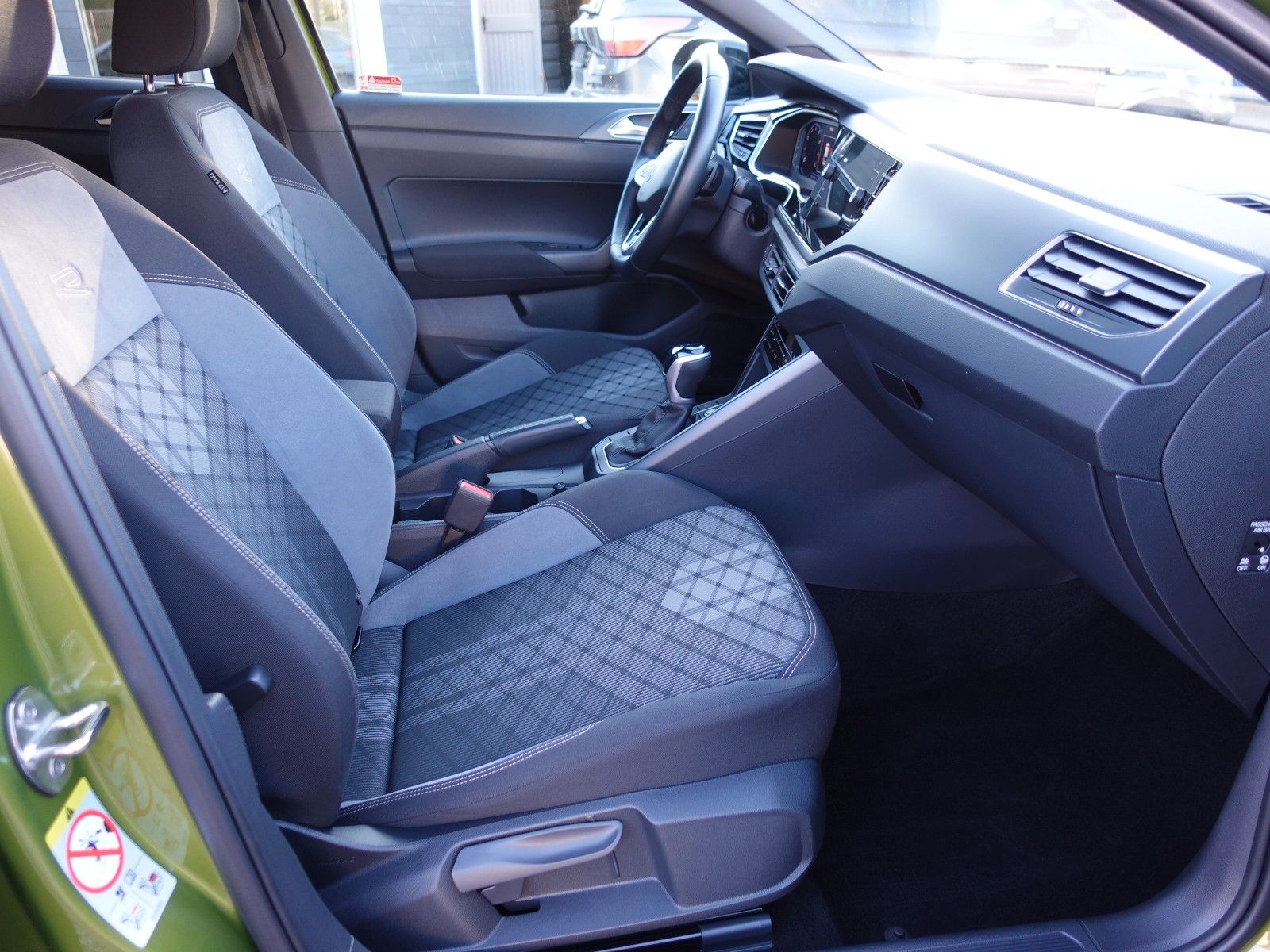 Fahrzeugabbildung Volkswagen Taigo 1.5 TSI DSG R-Line Black Style AHK Assist