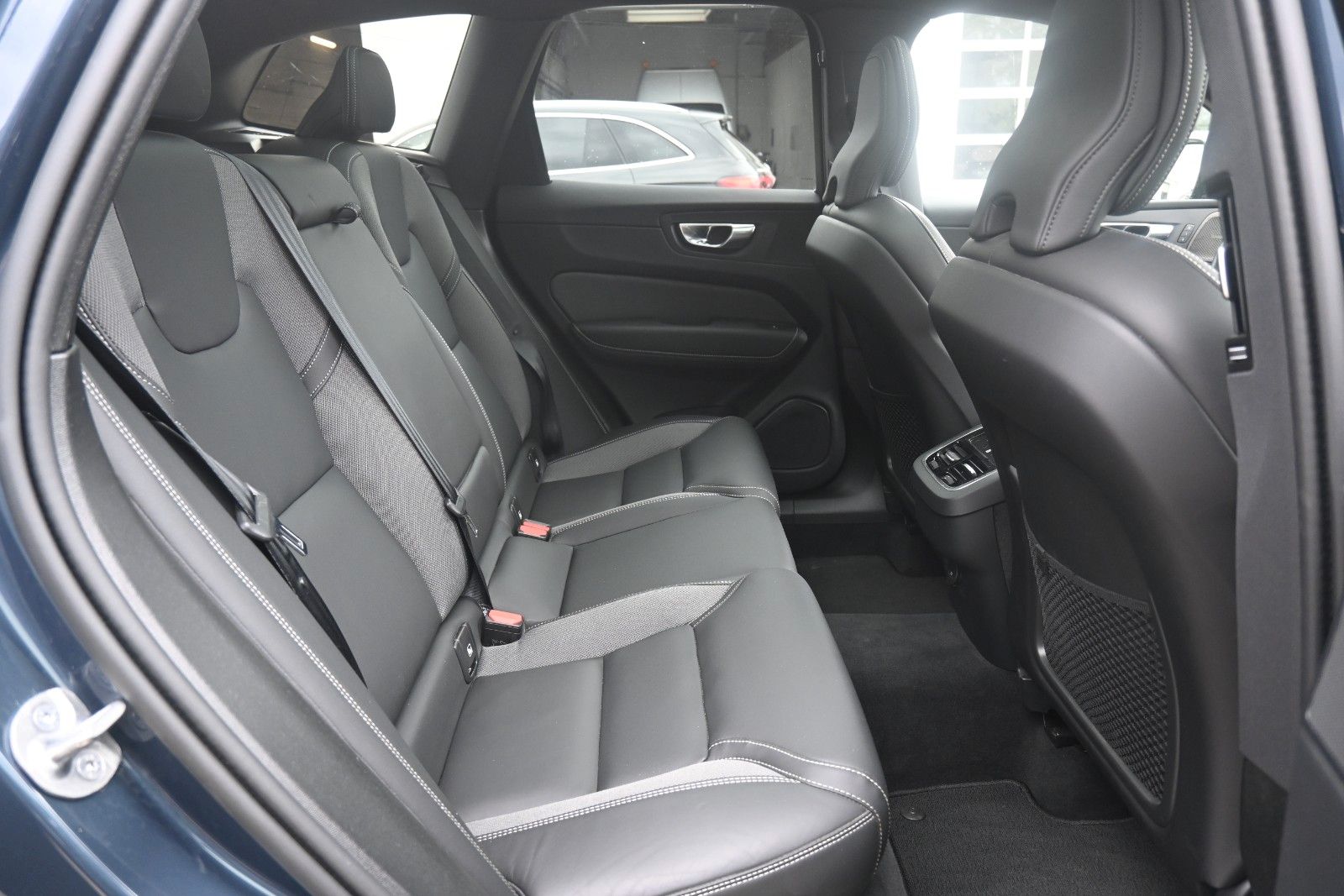 Fahrzeugabbildung Volvo XC60 B5 AWD Ultra Dark*PANO*LUFT*360°*ACC*AHK