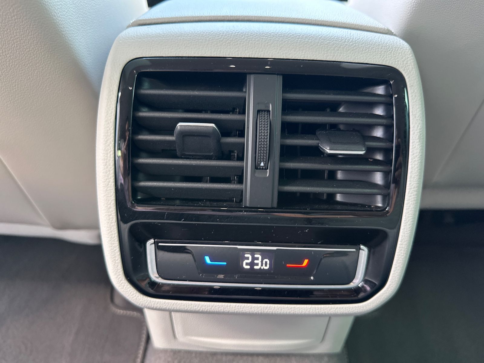 Fahrzeugabbildung Volkswagen Passat Variant Elegance NAV+LED+AHK+ACC+HUD+18ZO