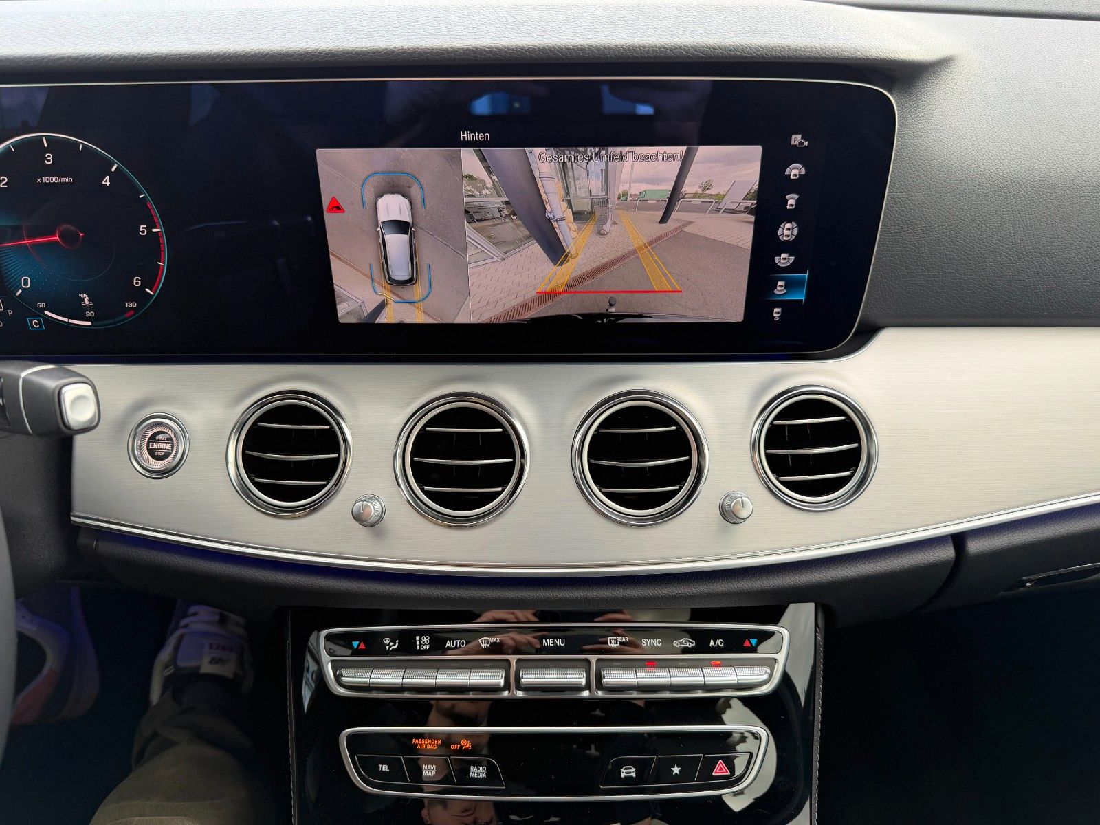Fahrzeugabbildung Mercedes-Benz E 200d T Avantgarde+Pano+Distr+AHK+360