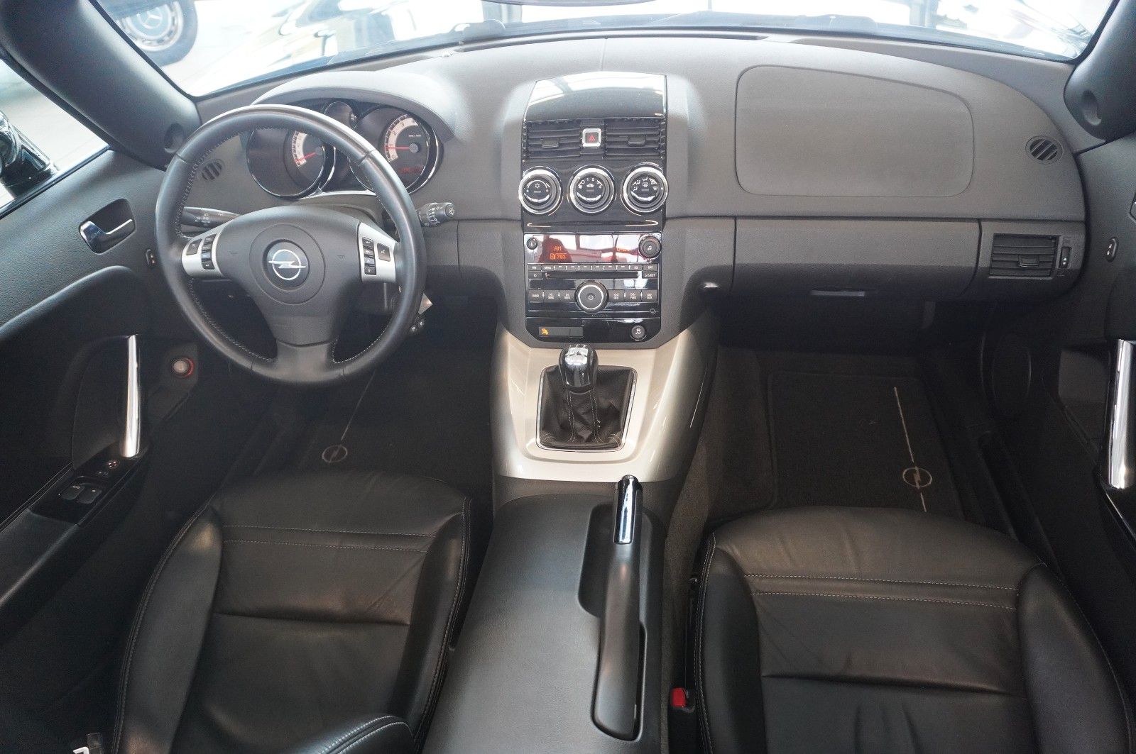 Fahrzeugabbildung Opel GT 2.0T ROADSTER SPORT LEDER/TEMP./KLIMA/1.Hand