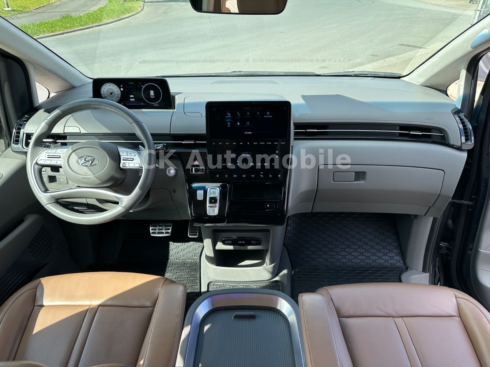 Fahrzeugabbildung Hyundai Staria Premium Signature 4WD/7Sitze/Navi/ACC/AHK