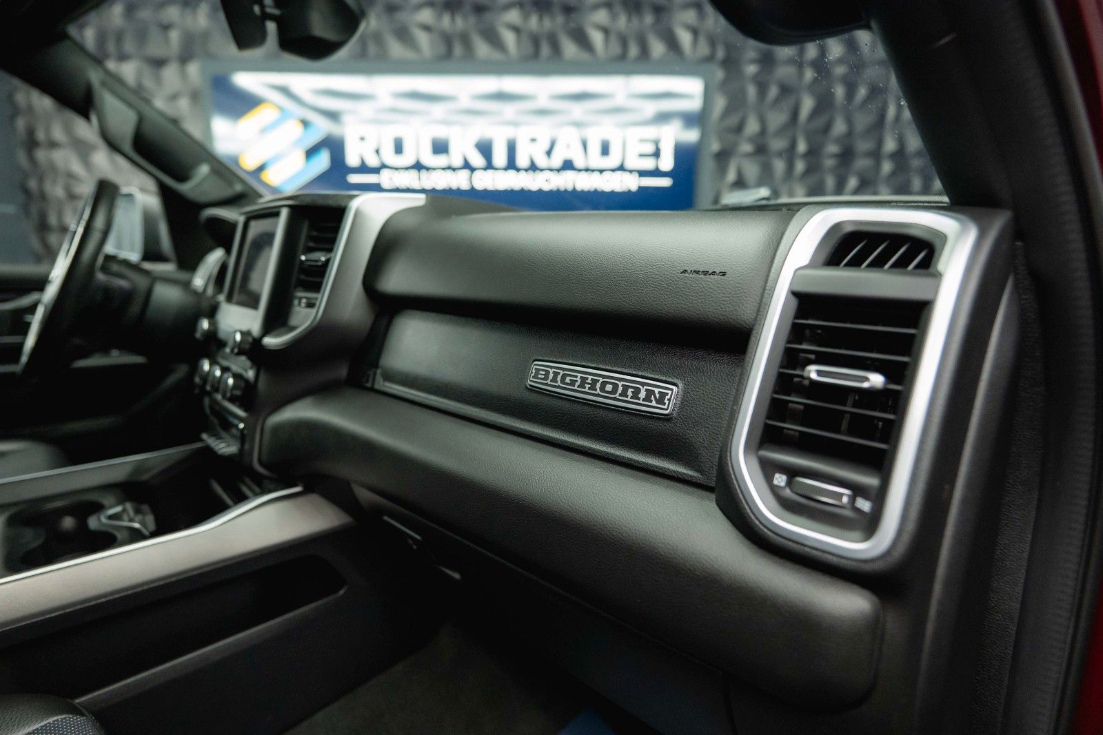 Fahrzeugabbildung Dodge RAM 5.7 V8 HEMI 4x4 OFFROAD Night-Paket *LED*19%