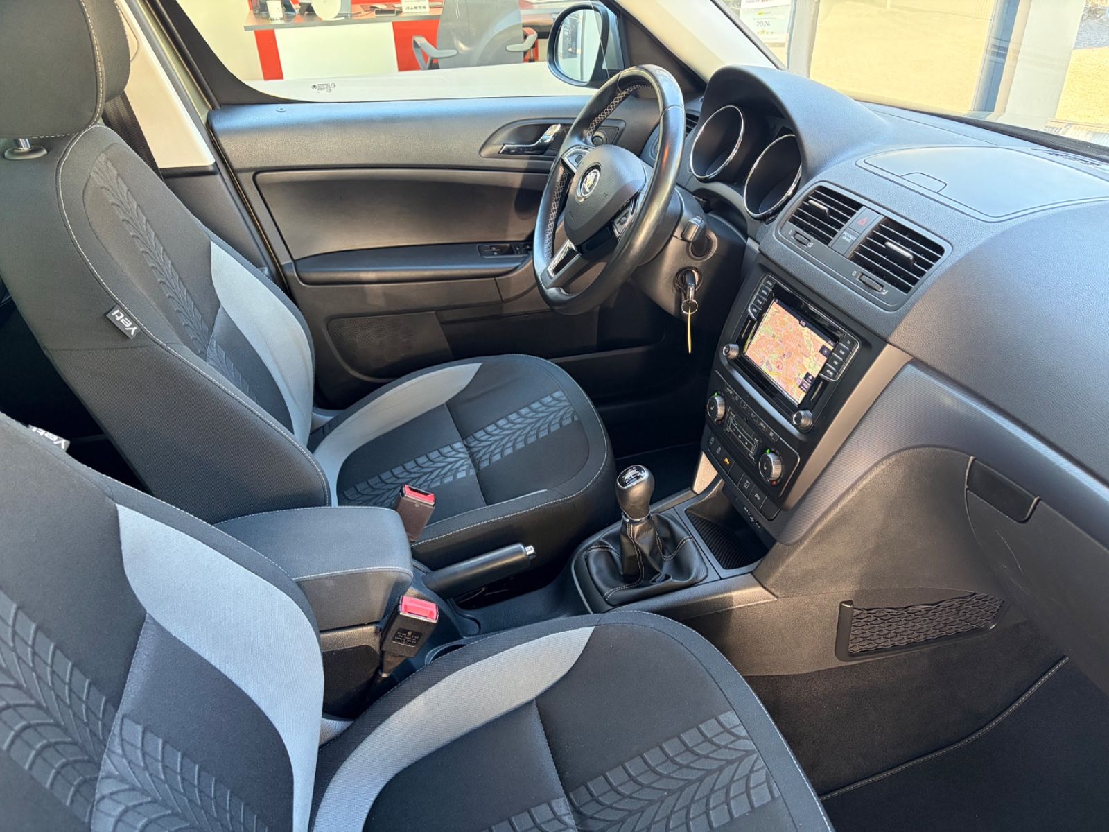 Fahrzeugabbildung SKODA Yeti Adventure+AHK+Navi+SHZ+Allw.LM+BT+PDC