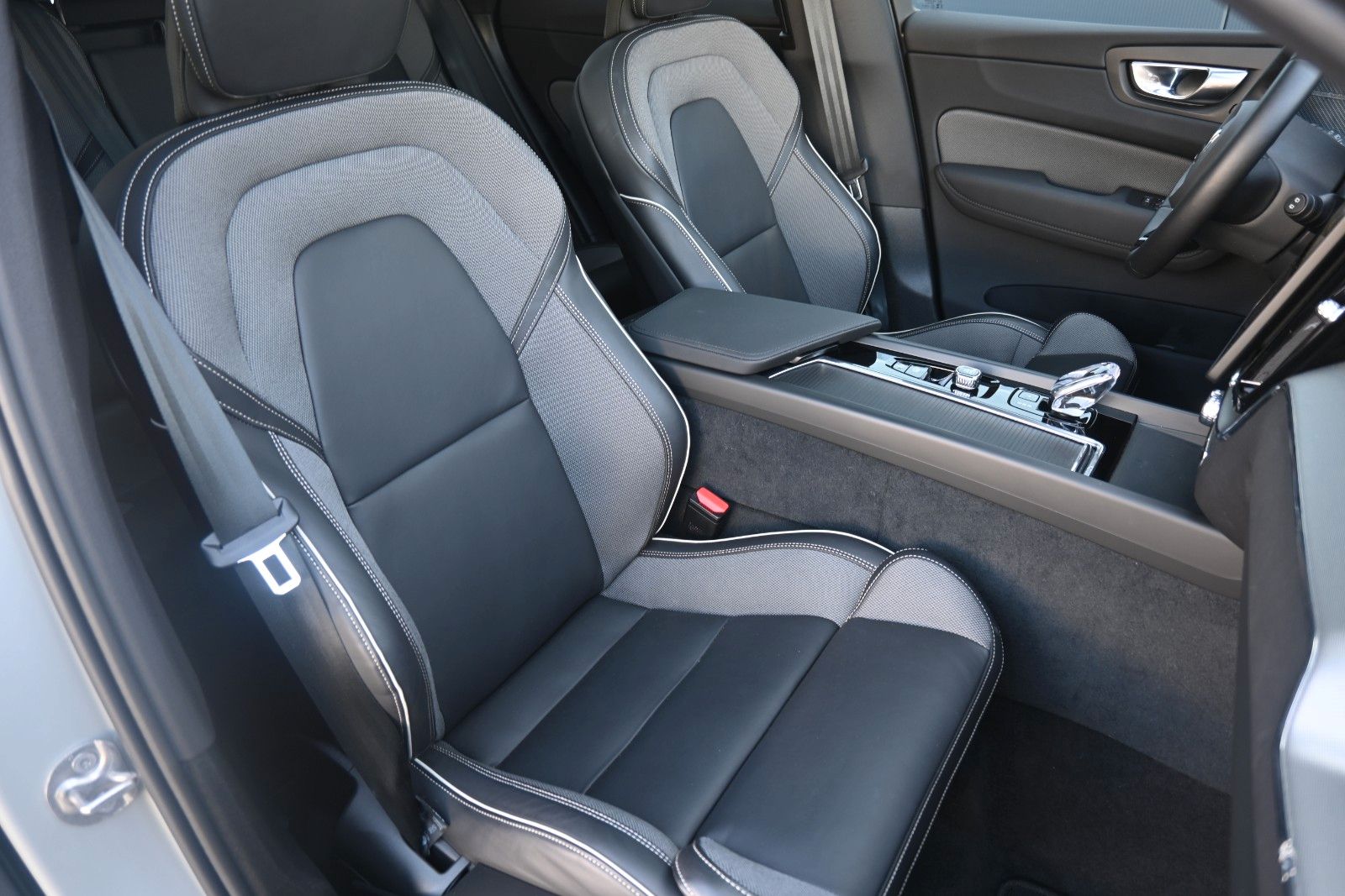 Fahrzeugabbildung Volvo XC60 T8 RC AWD Ultra Black Edition*360*Facelift