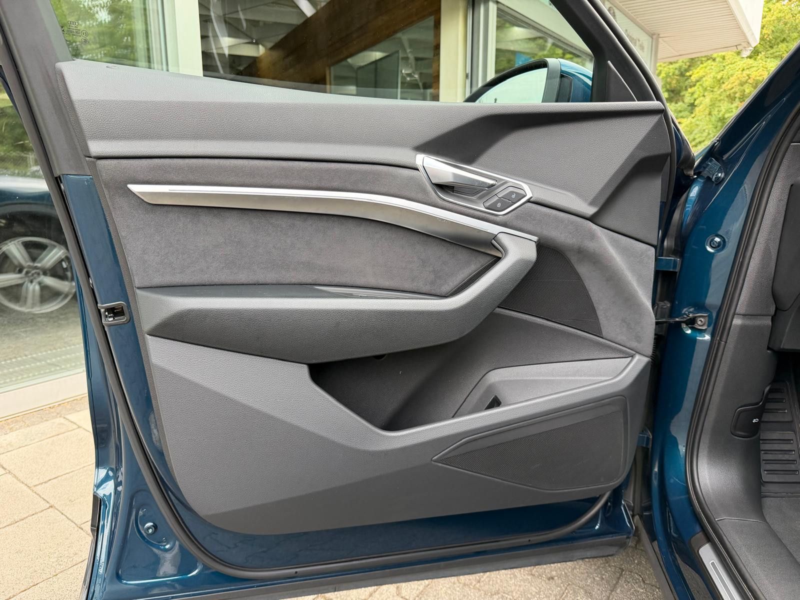 Fahrzeugabbildung Audi e-tron 50 QUATT S LINE 20"+LEDER+LUFT+ACC+KAM+