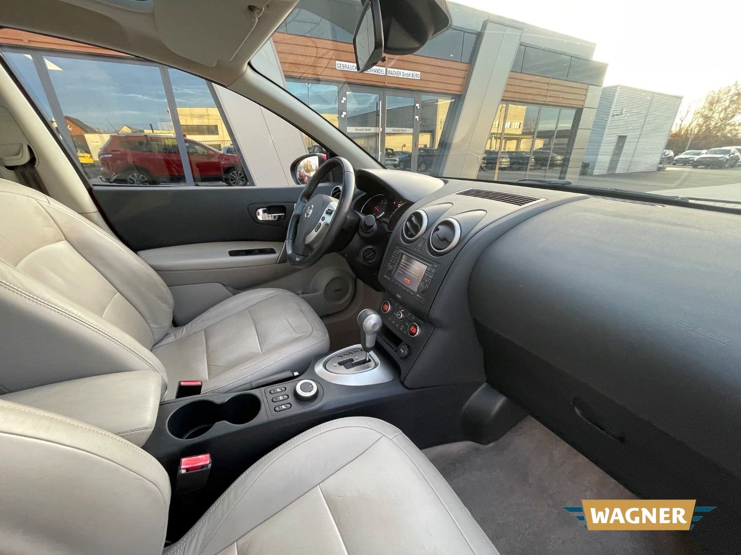 Fahrzeugabbildung Nissan Qashqai+2 Tekna 4X4 Automatik Klimaautomatik 7-S