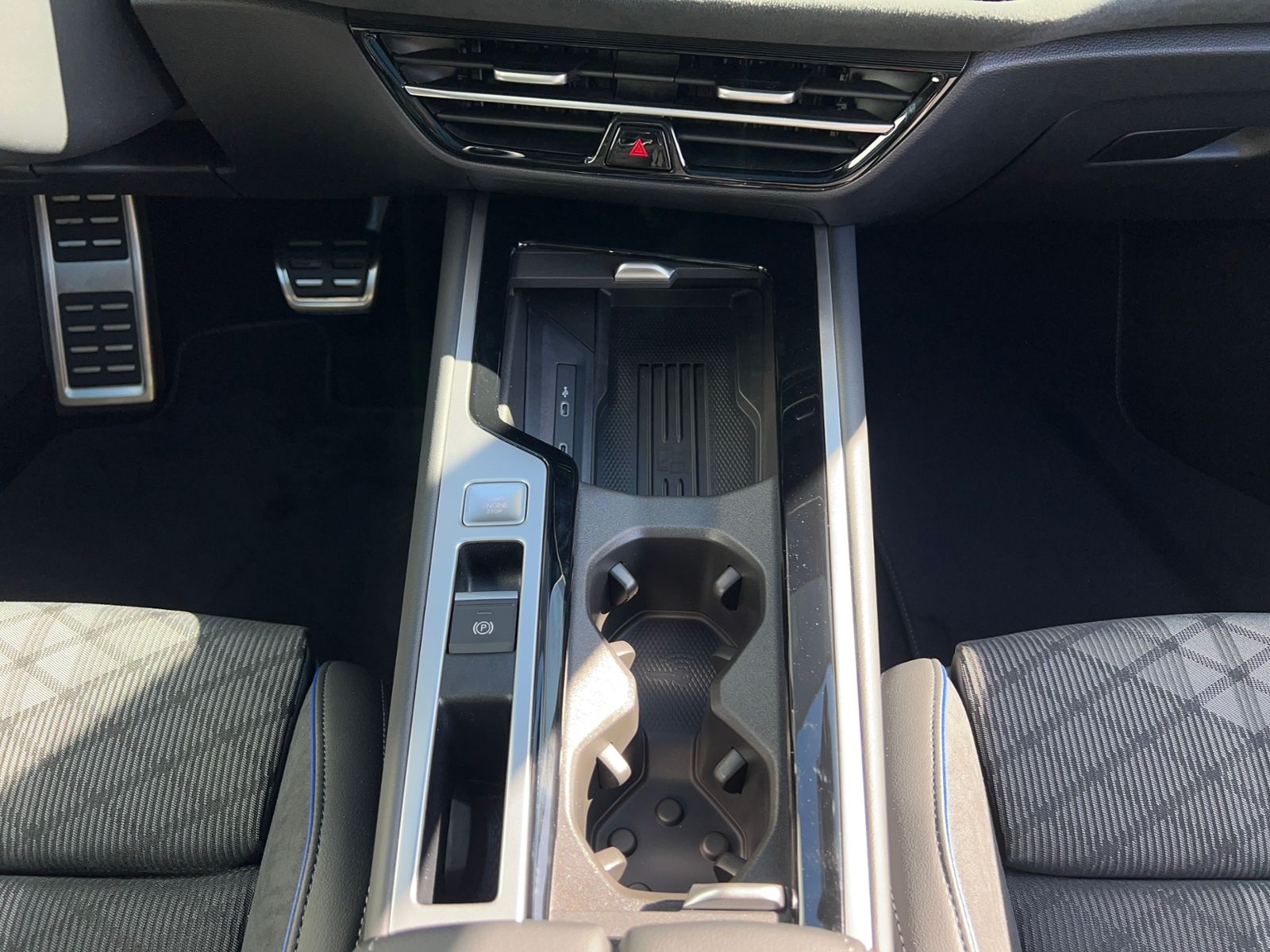 Fahrzeugabbildung Volkswagen Passat Variant R-Line 2.0 TDI DSG 4MOTION *AHK,