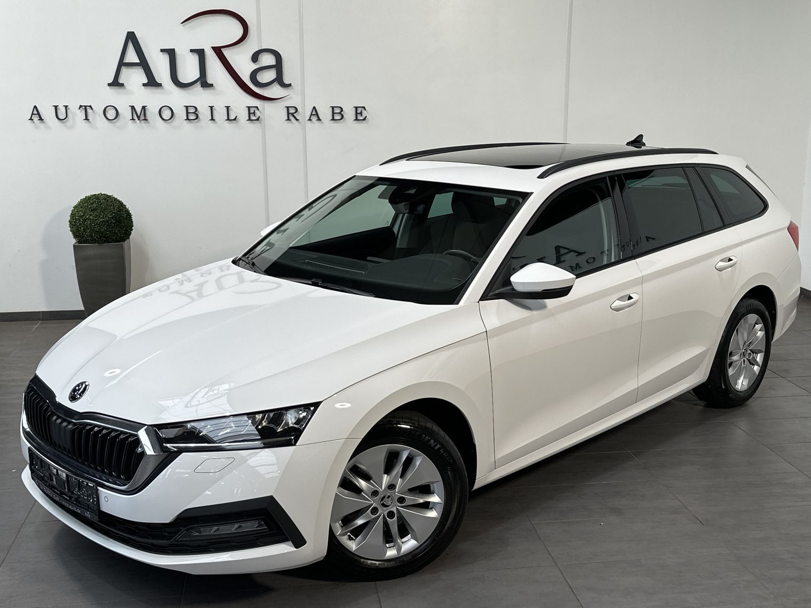 Fahrzeugabbildung SKODA Octavia Combi 2.0 TDI DSG Ambition NAV+LED+PANO