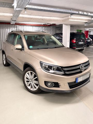 VW Sparsamer VW Tiguan mit Panoramadach, AHK,...