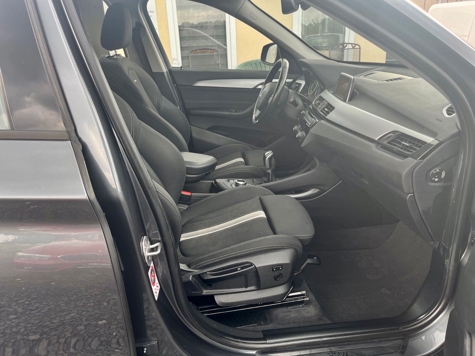 Fahrzeugabbildung BMW X1 sDrive18d Advantage Navi Tempomat SPORTSITZE