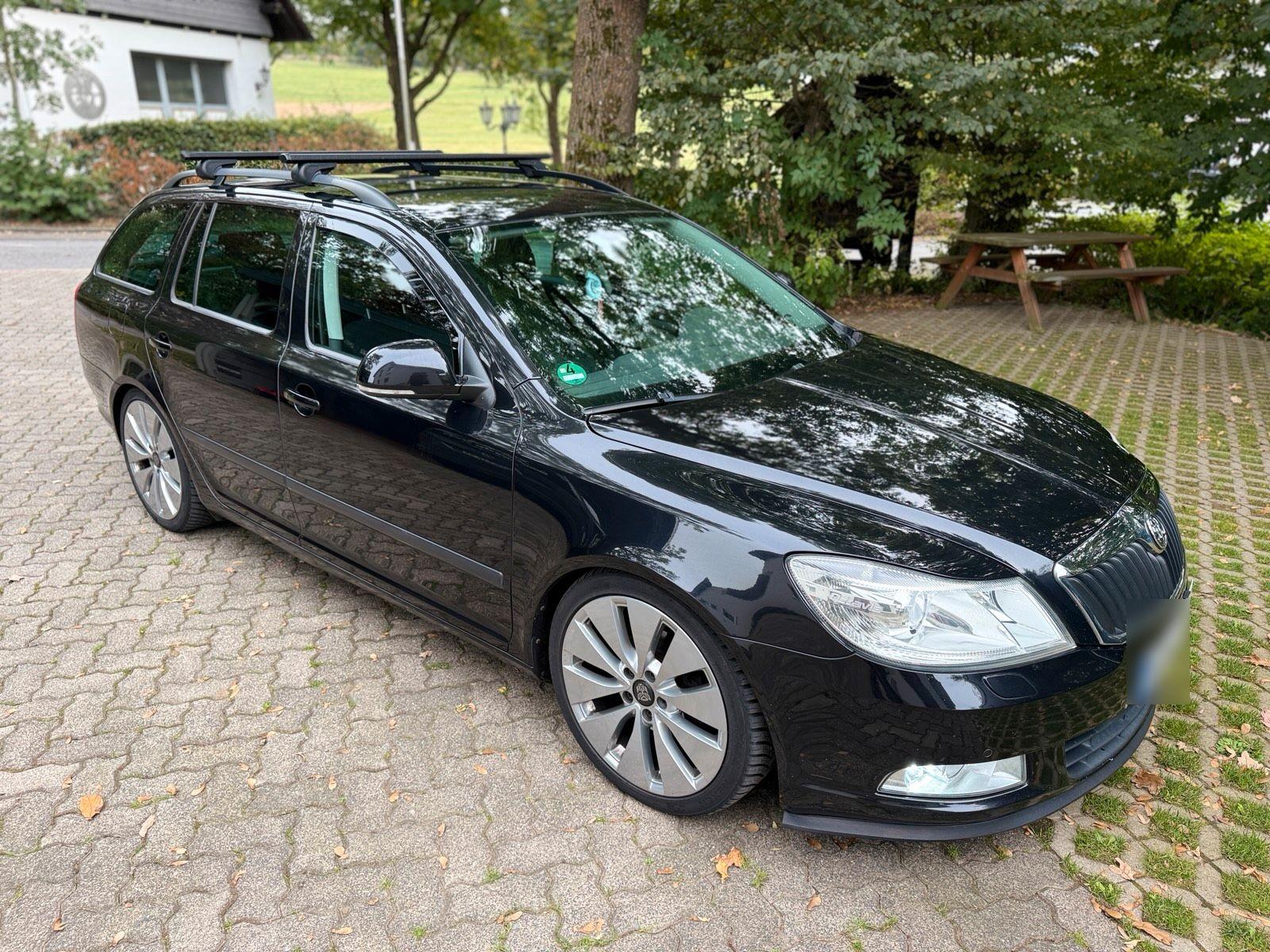 Skoda Octavia 2012 — rear view