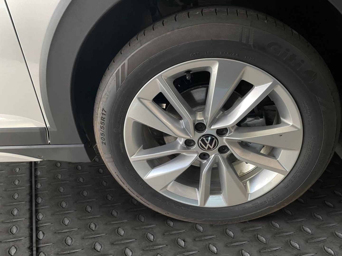 Fahrzeugabbildung Volkswagen Taigo Life VerkehrszeichenERK Kamera LED DAB