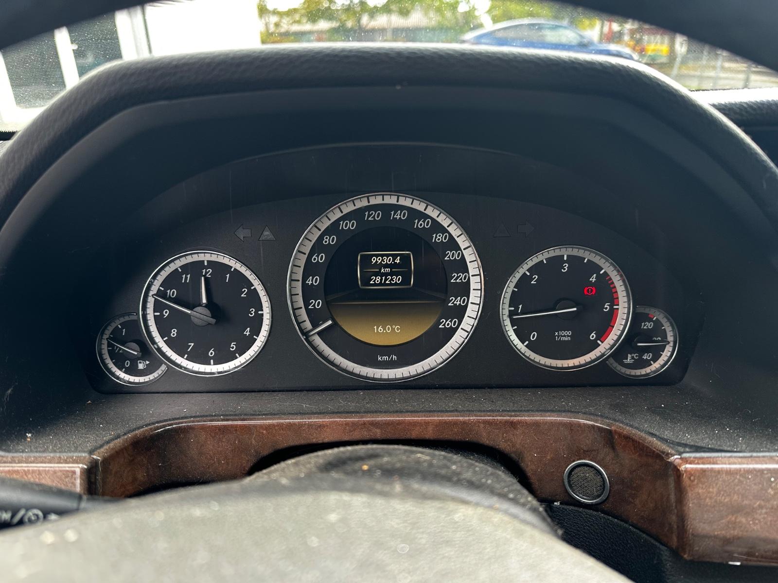 Mercedes-Benz E220 2011 — photo 13